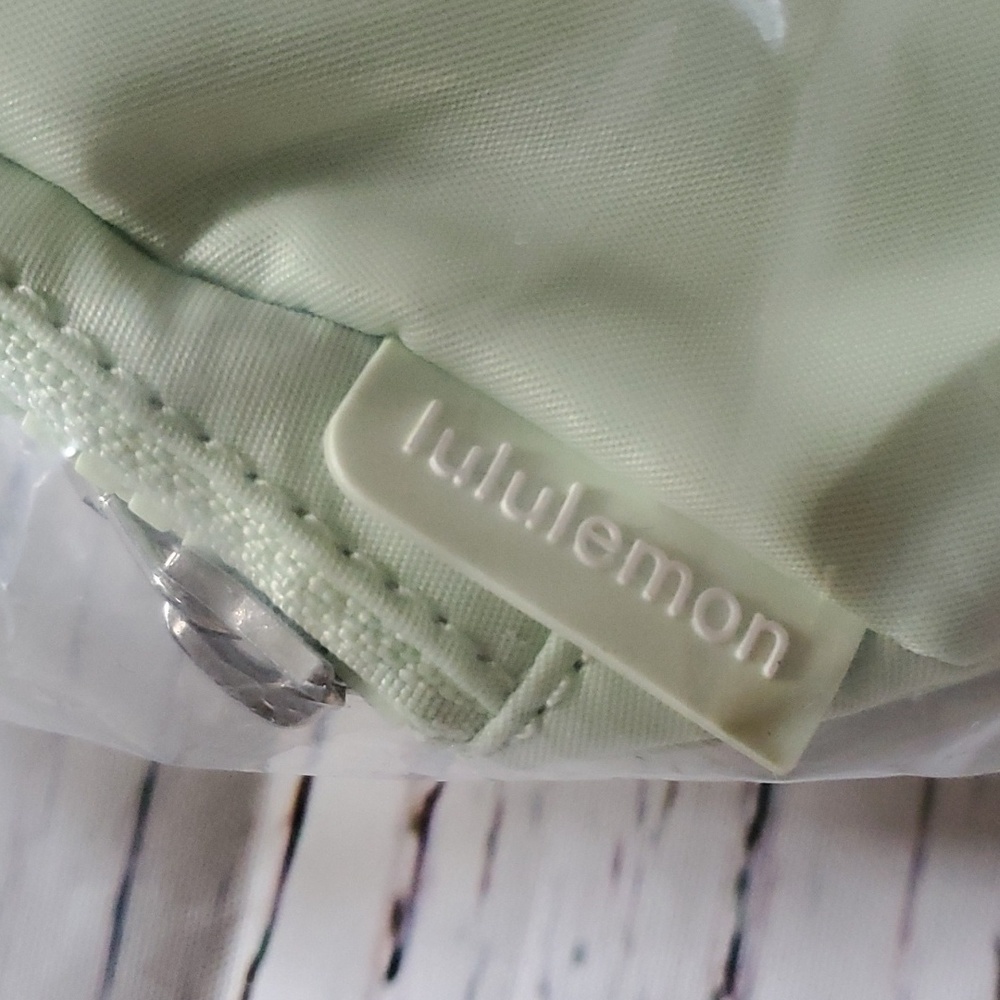 🆕️ LULULEMON EVERYWHERE BELT BAG - KOHLRABI GREEN/WHITE - Picture 11 of 12